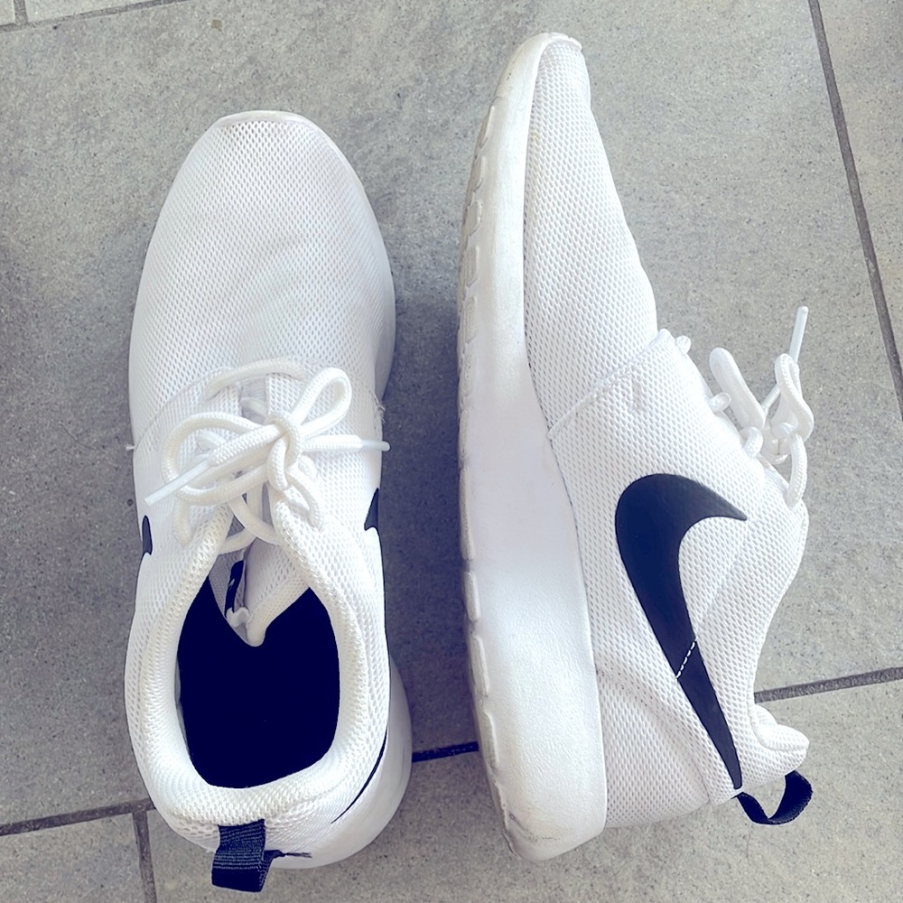 White Nike roshe size 7